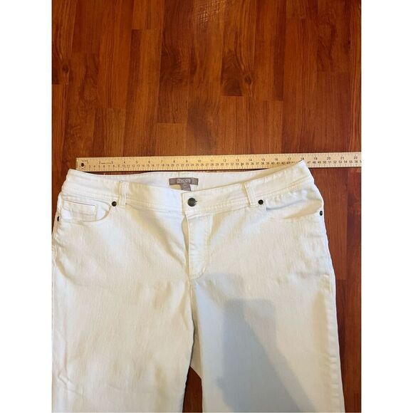 Chico’s White Capris Jeans. Size 3 = 18. - Picture 4 of 6